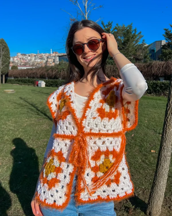 Kare Motifli Örgü Yelek