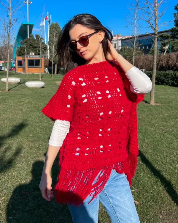 Kırmızı Çiçekli Örgü Panço